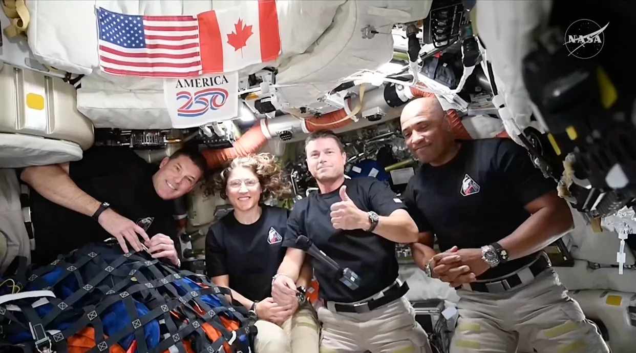 Artemis 2 crew live boadcast from inside Integrity. Thumbs up.