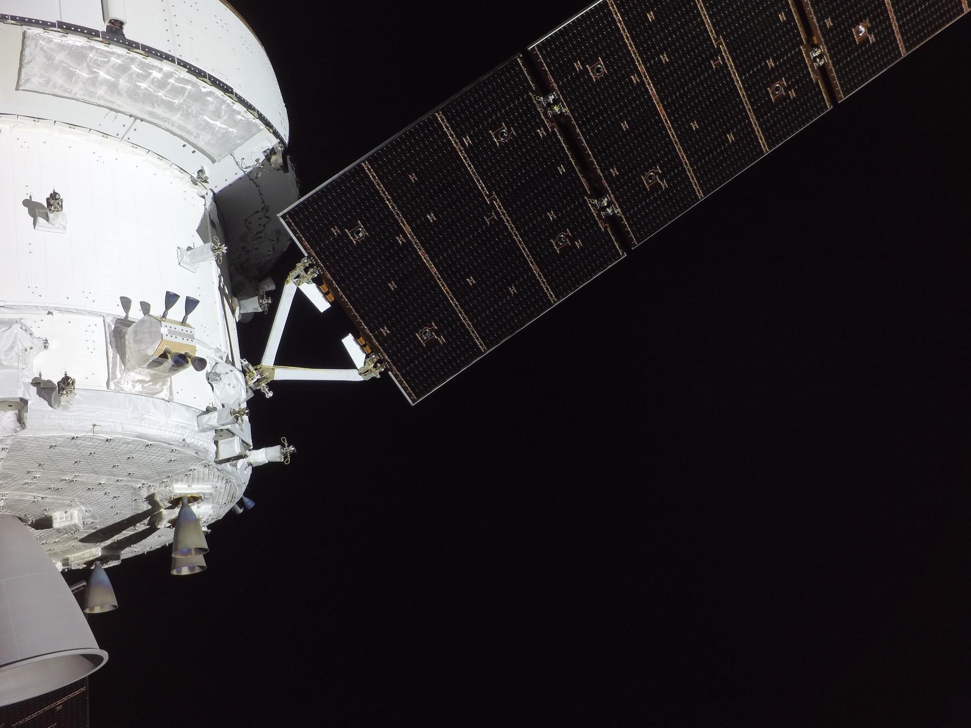 Orion Servive Module and solar sails